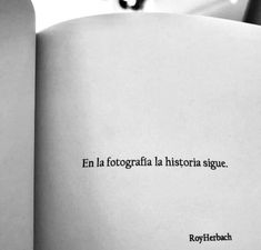 an open book with the words en la fotografia la historia signe