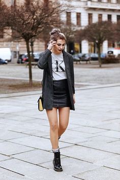 90s Grunge Outfits, Winter Hipster, Dr Martens Outfit, The 90s Fashion, Doc Martens Outfit, Look Grunge, 90s Fashion Women, Look Festival, 90s Fashion Grunge