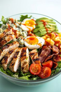 Easy Keto Chicken Cobb Salad Recipe with Blue Cheese Dressing for a Healthy Meal Meal With Bacon, Blue Healthy Food, Cute Healthy Meals, Healthy Eating Recipes For Dinner Easy, Salads Recipes Healthy, Salad Blue Cheese, Cut Meals, Salad With Dressing, Salad With Cheese