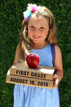 1st Day Preschool Sign Photo Ideas, First Day Picture Ideas, First Day At School Photo Ideas, Homeschool Picture Day Ideas, 1st Day Of School Pictures Ideas, Homeschool Pictures Ideas, Last Day Of School Picture Ideas, 1st Day Of Kindergarten Ideas Pictures, Diy Back To School Photoshoot