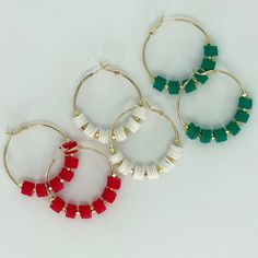 Christmas Earrings Diy, Clay Bead Earrings, Diy Christmas Earrings, Heishi Jewelry, Christmas Jewelry Diy, Beaded Boho Necklace, Homemade Earrings, Diy Jewelry Display, Preppy Jewelry