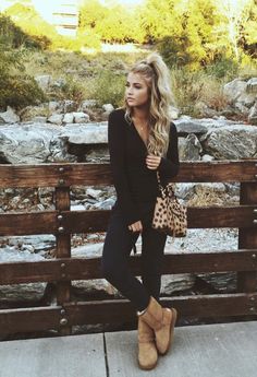 brown uggs and all black outfit Winter Fashion College, Look Legging, Ugg Winter Boots, Dressing Ideas, Street Outfits, Mode Tips, Uggs Outfit, Comfy Outfit