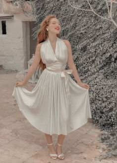 "🇮🇹 Abito ispirato all'iconico ed elegantissimo abito color avorio di Marilyn Monroe in \"The seven year itch.\" Leggero e svolazzante dal fascino senza tempo. Ideale per una personalità elegante e raffinata, adatto sia come vestito da sera che da giorno, perfetto per qualsiasi occasione! 🇬🇧 Dress inspired by the iconic and elegant ivory dress of Marilyn Monroe in \"The seven year itch.\" Light and fluttering with a timeless charm. Ideal for an elegant and refined personality, suitable both Old Money Dress, Dress Old Money, The Seven Year Itch, Seven Year Itch, Money Dress, Ivory Dress, Inspired By, Cottagecore Dress, Platinum Wedding