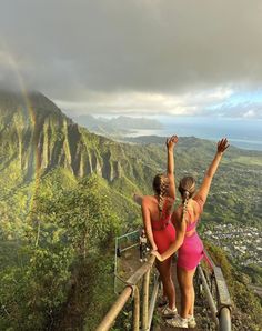 photo idea, candid photo idea, hawaii, hike, fitness, vacation Hawaii Photo Inspiration, Pics In Hawaii, Pics To Take In Hawaii, Tropical Hike Outfit, Poses For Hawaii, Hawaii Photo Inspo Instagram, Hawaii Pic Ideas, Hawaii Pictures Aesthetic, Hawaii Hike Outfit