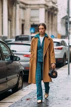 Fall street style fashion #streetstyle #outfit #fashion Suits Tv Shows, Beach Weather, Street Style Fall Outfits, Saying Hello, Fall Fashion Trends Women, Blogger Street Style, Winter Outfit Inspiration, Fall Layers, Street Style Trends