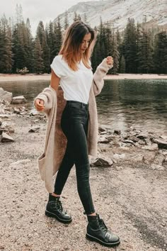 Cheap Ripped Jeans, Glamorous Outfits, White Joggers, Black Jeans Outfit, Jeans Outfit Casual, Cool Summer Outfits, Outfit Jeans, Next Clothes, Summer Fashion Outfits