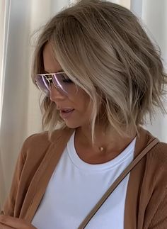 Short Mom Haircut, Bob Haircut Fine Hair, Med Length Hairstyle Women, Cool Blonde Hair, Haute Hair, Bob Haircut For Fine Hair, Mom Hairstyles, Short Hair Tutorial, Short Hair Balayage