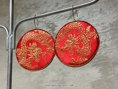 Show-stopper statement earrings on the large side, dazzling silk earrings handmade with Japanese / Chinese traditional dragon and clouds pattern from an upcycled old garment (see pictures for details). Perfect for 2024, the Year of the Dragon :) Size: Length (including hooks): 10 cm (3.93 inches) Width: 8 cm (3.14 inches) Thickness: 0,5 cm (0.19 inches) Finish: shiny red and gold Delicate gift for yourself or a friend you know loves Japan and all things Japanese. 100% handmade. Chinese Traditional Dragon, Traditional Dragon, Silk Earrings, Clouds Pattern, Gold Silk, Year Of The Dragon, Fiery Red, Chinese Traditional, Red And Gold