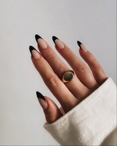 Black Almond Nails, Nagellack Trends, French Tip Nail Designs, Nails French Tip, Almond Acrylic Nails, Black Nail Designs