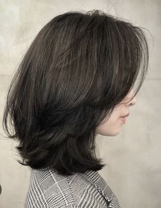 Cute Medium Bob Hairstyles, Layered Hair Bob Medium, Short Layer Cut Hairstyle, Short Hair Cut Layer, Lob Haircut Korean, Lob Layers Shoulder Length, Bob W Layers, Short Haircuts For Volume, Short Medium Hair With Layers