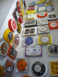 many different clocks are arranged on the table