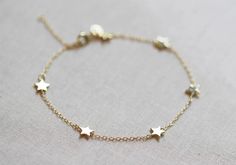 Six tiny little stars hang along delicate chain. Works great layered with other bracelets or all alone. Jewelry Bangles, Architectural Jewelry, Mom Earrings, Bracelets Ideas, Necklace Storage, Tourmaline Earrings, Fine Silver Jewelry, Tiny Stud Earrings, Silver Jewelry Fashion