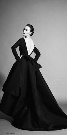 For the Wicked Witch, it's water. For me, it's this dress. I think I'm melting over it. Street Style Vintage, Zsazsa Bellagio, Glamour Vintage, Look Retro, Dior Vintage, 1950s Style, Couture Mode, Vintage Couture, Vestidos Vintage