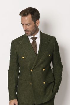 Descripción general

 Prepárate para la silueta elegante que ofrece este blazer verde oliva oscuro que lleva tu estilo a un nivel superior, gracias a la lana italiana liviana tejida para elaborar esta obra maestra. Nuestra lana italiana de la mejor calidad fabricada por Zignone aporta transpirabilidad a la prenda, lo que la hace excepcional tanto para el verano como para el invierno. Esta chaqueta de lana tiene una silueta cruzada, perfeccionada a través de una confección eficiente elevada por botones dorados planos en la parte superior para el cierre. Las mangas son largas con botones dorados decorativos a los lados. Esta chaqueta tiene dos bolsillos ribeteados en la cintura. Combínalo con pantalones negros o beige para un estilo deportivo e informal o con pantalones a juego para un conj Formal Green Linen Blazer, Green Linen Blazer For Formal Occasions, Green Linen Blazer For Tailoring, Classic Khaki Blazer With Notch Lapel, Classic Khaki Suits For Formal Occasions, Classic Green Sport Coat With Suit Collar, Formal Green Linen Outerwear, Green Linen Business Blazer, Classic Dark Green Blazer With Notch Lapel