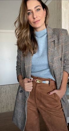 Rainy September Day Outfit, City Work Outfits, Rainy Going Out Outfit Night, Brown Pants Outfit Women, Brown And Blue Outfit, Blue And Brown Outfit, Blazer Outfit