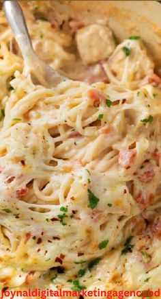 Chicken Spaghetti Casserole Spaghetti Recipes Easy, Healthy Dinner Recipes For Family, Chicken Spaghetti Recipes, Recipes Healthy Dinner, Meal Train Recipes, Dinner Recipes For Family, Chicken Spaghetti, Pasta Dinner Recipes, Easy Casserole Recipes