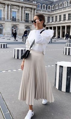 Beige Pleated Skirt, Pleated Skirt Outfit, Beige Outfit, Fashion Design Dress, Traje Casual, Paris Outfits, Stylish Work Outfits, Autumn Outfit, Formal Outfit