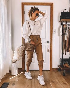 Tan Leather Pants Outfit, Brown Joggers Outfit, White Joggers Outfit, Jogger Outfit Casual, Joggers Outfit Women, Karina Style, Leather Jogger Pants, Brown Joggers