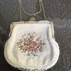 (eBay) Antique Micro-Beaded Victorian Floral Tapestry Purse Bag Clutch Metal. Approx 6 x 6 1/2 Please see photos for more accurate description and condition. Has some discoloration, did not try to clean. Victorian Era Objects, Cottage Core Purse, Vintage Beaded Bag, Vintage Thrift Finds, Antique Trinkets, 1920s Antiques, Tapestry Purse, Victorian Purses, Vintage Clutch Purse