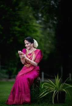 Wedding Saree Bridal Saree Poses Photoshoot Ideas, Outdoor Bride Photoshoot, Bride Photoshoot Poses, Bride Stills, Photoshoot Poses Ideas, Saree Ceremony, Single Poses, Bride Groom Photoshoot, Cute Bride