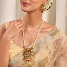 Luxury Temple Jewelry Pendant Necklace, Round Gold Pendant Indian, Radha Krishna Pendant Gold For Women, Radha Krishna Gold Jewellery, Luxury Traditional Teardrop Pendant Necklace, Pendant Sets Indian Gold, Radha Krishna Pendant, Goddess Radha, Royal Indian