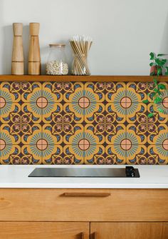 a kitchen counter with an orange and blue pattern on it