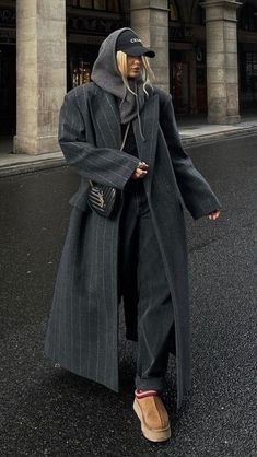 Aw Street Style 2024, Street Chic 2024, Dark Gray Coat Outfit, Gray Long Coat Outfit, Street Style Winter 2023-2024, Winter Street Style 2024, Airport Outfits Winter, Nyc Winter Outfits Street Style, Athens Street Style