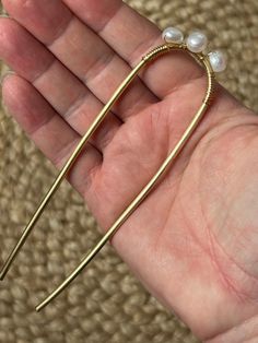 three white freshwater pearls wrapped onto brass hair fork/ hair pin  Made of jewelers quality brass Hair can be worn half up or in french twist or bun Excellent gift idea French Twist Pin, French Hair Pin, Brass Hair Pin, Bday List, Hair Jewellery, Hair Fork, French Hair, French Twist, White Freshwater Pearl