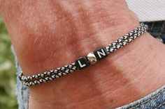 Friendship bracelet with 2 letter beads. A real eye-catcher that goes perfectly with every outfit. Intended for both men and women. The bracelet can be adjusted or enlarged using two sailing knots. **Wrist circumference: S = 14cm - 16cm M = 16cm - 18cm L = 19cm - 21cm Please specify the desired size S, M or L when purchasing. Material: Parachute cord 2 mm (100% nylon) Letter beads: acrylic Metal bead: brass, other metals This piece of jewelry will be sent in an organza gift bag. Other colors and models available in the shop. Just stop by the shop. Friendship Bracelet Letters, Bracelet Letters, Letters Bracelet, Sailing Knots, 2 Letter, Parachute Cord, Metal Bead, Letter Bracelet, Personalized Bracelet