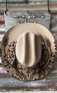 Decorate Hats Diy, Wood Burning Felt Hats, Wood Burn Hat Design, Painted Cowboy Hats Diy, Burned Hat Design Ideas, Burning Hats Diy, Diy Cowgirl Hats, Wood Burned Hats, Hat Band Ideas