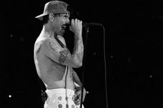 A lo largo de sus más de cuatro décadas de vida, los Red Hot Chili Peppers han editado 13 discos de estudio en los que se alojan decenas de canciones que han quedado grabadas en los corazones de millones de melómanos. Sin embargo, dentro de esos álbumes también hay temas que no son del agrado [...]
Ver más noticias en Indie Hoy.