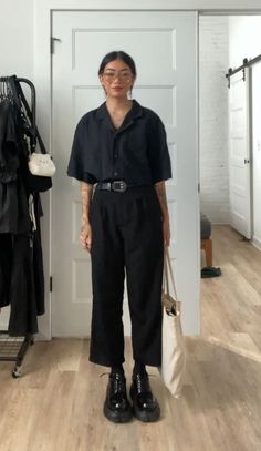 Professional Outfits Nonbinary, Smart Casual All Black Outfit Women, Interview Outfit Barista, Dark Academia Workwear, Unisex Office Outfit, Laboratory Outfits Women, Black Workwear Outfit, Minimal Smart Casual Outfit, Smart Black Outfits Women