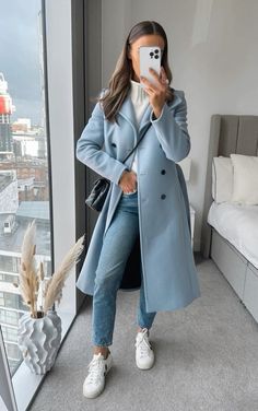 Whatemwore Winter, Blue Trench Coat Outfit, Blue Coat Outfit, Blue Outfit Winter, Edgy Work Outfits, Ny Outfits, Trench Coat Outfit, Blue Trench Coat, Pleated Sleeves