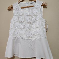 Beautiful Liz Claiborne Sleeveless Blouse, Excellent For Any Occasion. White Feminine Sleeveless Tank Top, Feminine White Sleeveless Tops, White Vest Blouse For Spring, Feminine Sleeveless Blouse With Lace Top, Feminine Sleeveless Lace Top Blouse, White Feminine Tank Blouse, Feminine White Tank Blouse, White Lace Sleeveless Blouse, Spring White Sleeveless Lace Blouse