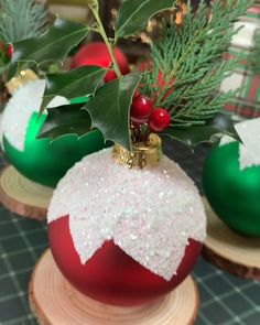 DIY: Transformando los adornos navideños. Ornaments Decoration Ideas, Christmas Diy Videos, Christmas Decorations Diy Crafts, Jeweled Christmas, Handmade Christmas Crafts, Christmas Floral Arrangements, Easy Christmas Decorations