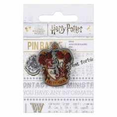 harry potter pin badge with hogwarts crest on the front, and hogwart's crest on the back