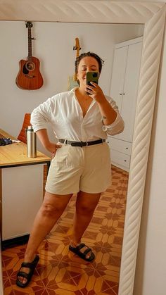 Plus Size Shorts Outfit, Different Body Sizes, Dark Academia Outfits, Academia Outfits, Outfit Looks, Plus Size Summer Outfits, Two Friends, Warm Weather Outfits