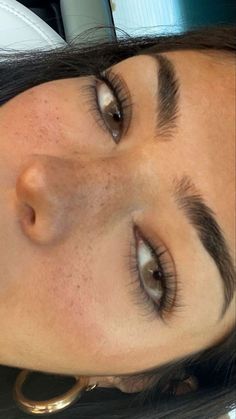 Soft Feminine Eye Makeup, Brown Eye Brown Hair Makeup, Non Winged Eyeliner, Pretty Eyebrows Natural, Eyebrow Inspo Natural, How To Pluck Your Eyebrows, Feminine Eyebrows, Natural Eyeliner Look, Model Eyebrows