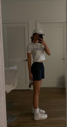 Minimalist Spring Outfits Casual, Spring Comfy Outfits Casual Styles, Phanny Pack Outfit, Summer Hat Outfits Casual, Bloated Outfits, Outfits To Wear With Shorts, Soft Shorts Outfit, 100 Degree Weather Outfits, 20 Year Old Outfits