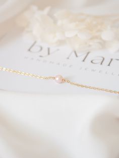 Pink freshwater pearl bracelet, 14k Gold filled cable chain and details. Elegant, great for daily use or for a special occasion.  Perfect as gift for a loved one or a lovely treat for yourself! Comes with a pink velvet pouch. 🌸This bracelet is: - Hypoallergenic - Handmade   - The size of the pearls is of approximately 5 mm. - Bracelet length can be of 14cm, 15 cm, 16cm, 17cm, 18 cm. Please choose your size from the options below. You can use our picture as reference on how to measure your wrist Feminine Pearl Bracelet For Gifting, Feminine Pearl Bracelets As Gift, Feminine Pearl Bracelet For Gift, Feminine Pearl Bracelet Gift, Delicate Rose Gold Pearl Chain Bracelet, Dainty 14k Gold Pearl Bracelet With Pearl Charm, Dainty Rose Gold Pearl Chain Bracelet, Rose Gold Bracelet With Pearl Charm For Gift, Dainty Pearl Bracelet With Pearl Charm For Mother's Day