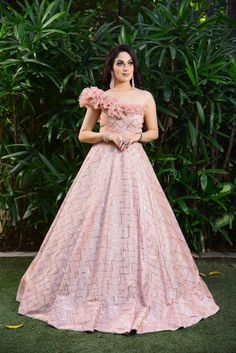 Bridal One Piece Wedding Dresses Indian, Gawon Design Western, One Piece Dress Indian Style Party Wear, Western Lehenga Style For Wedding, Reception Gown For Bride Sister, Cocktail Gowns Indian Weddings, Gowns For Girls Party, Reception Frocks For Bride, Western Gowns Party Wear Designer