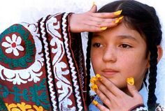 flowers on fingers Mohsen Makhmalbaf, Film Inspiration, People Of The World, Filmmaking, Pretty People, Beautiful People, Braided Hairstyles, Visual Art