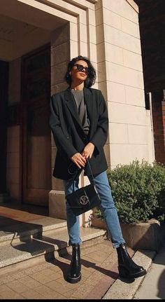 Fashion For 20 Somethings, Blazer Trends 2023, Black Boots Outfit Spring, February Outfits 2023, Black Blazer And Jeans Outfit Women, Black Blazer Casual Outfit, Leather Blazer Outfit Classy, Mid Season Outfit, Friday Work Outfit