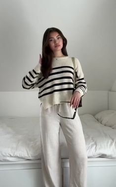 White Sweater White Pants, Linen Pants In Fall, Beige Linen Pants Outfit Winter, Loose Pants Winter Outfit, Outfits With White Pants Winter, Linen Pants Outfit Autumn, White Trouser Winter Outfit, Outfits With Beige Linen Pants, White Lounge Pants Outfit