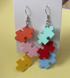 Que vous soyez un fan de casse-tête ou que vous recherchiez des bijoux représentant les pièces du puzzle de sensibilisation à l'autisme, nous pensons que vous allez adorer ces boucles d'oreilles pendantes avec breloques pièces de puzzle multicolores et nous espérons que vous reviendrez chez Chic Izzy's pour plus de nos trouvailles amusantes. Profitez-en ! Xoxo, Boutique chic Izzy Puzzle Piece Jewelry, Jigsaw Puzzle Crafts, Puzzle Jewelry, Puzzle Crafts, Pasta Francesa, Boutique Chic, Puzzle Piece, Women's Jewelry And Accessories, Puzzle Pieces