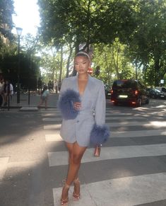 Lori Harvey Black Outfit, Lori Harvey Street Style 2022, Lori Harvey Paparazzi, Lori Harvey White Dress, Lori Harvey Trench Coat, Boss Lady Outfit, Chic Dress Classy, Event Outfit, Paris Outfits