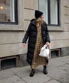 Super Puff Outfit, Anorak Jacket Outfit, Mode Dope, Minimalist Moda, Celebrity Style Icons, Interesting Outfits, Winter Outfit Inspiration, Layered Fashion