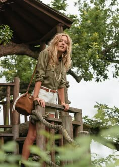 Philippines Travel Outfit, Safari Outfit Women Africa Chic, Jungle Vacation Outfits, Women Safari Outfit, Jungle Outfit Ideas, Vintage Explorer Outfit, African Safari Outfit Women, Tropical Hiking Outfit, Archeologist Aesthetic Outfit