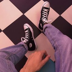 Converse Outfits, Kj Apa, Sneaker Outfits, Sneaker Trend, Pumped Up Kicks, Streetwear Mode, Shoes Converse, Tomboy Outfits, Adidas Sneaker