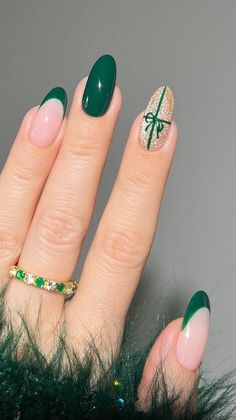 15 Green Christmas Nail Ideas That'll Get You in the Holiday Spirit Short Round Acrylic Nails Christmas, Green Christmas Nails Almond Shape, Short Oval Nails Christmas, Emerald Green Nails Christmas, Gold And Green Nail Designs, Christmas Vacation Nails, Green Christmas Nails Holidays, Green Christmas Nails Short, Emerald Green Christmas Nails